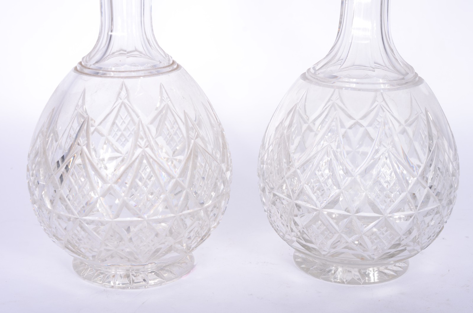 Par de garrafas de cristal lapidado. Bases lascadas. - foto 2 de 9