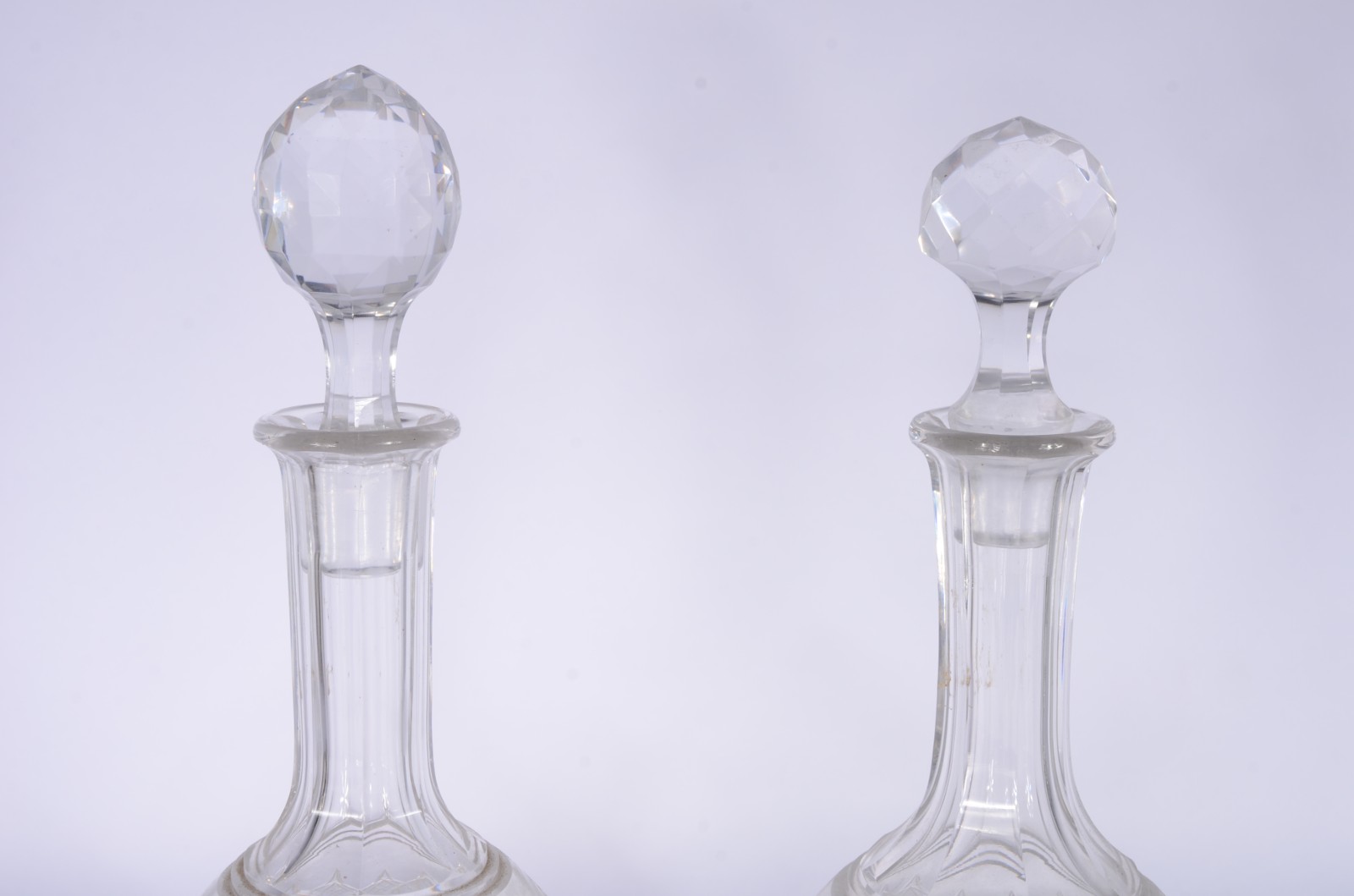 Par de garrafas de cristal lapidado. Bases lascadas. - foto 3 de 9