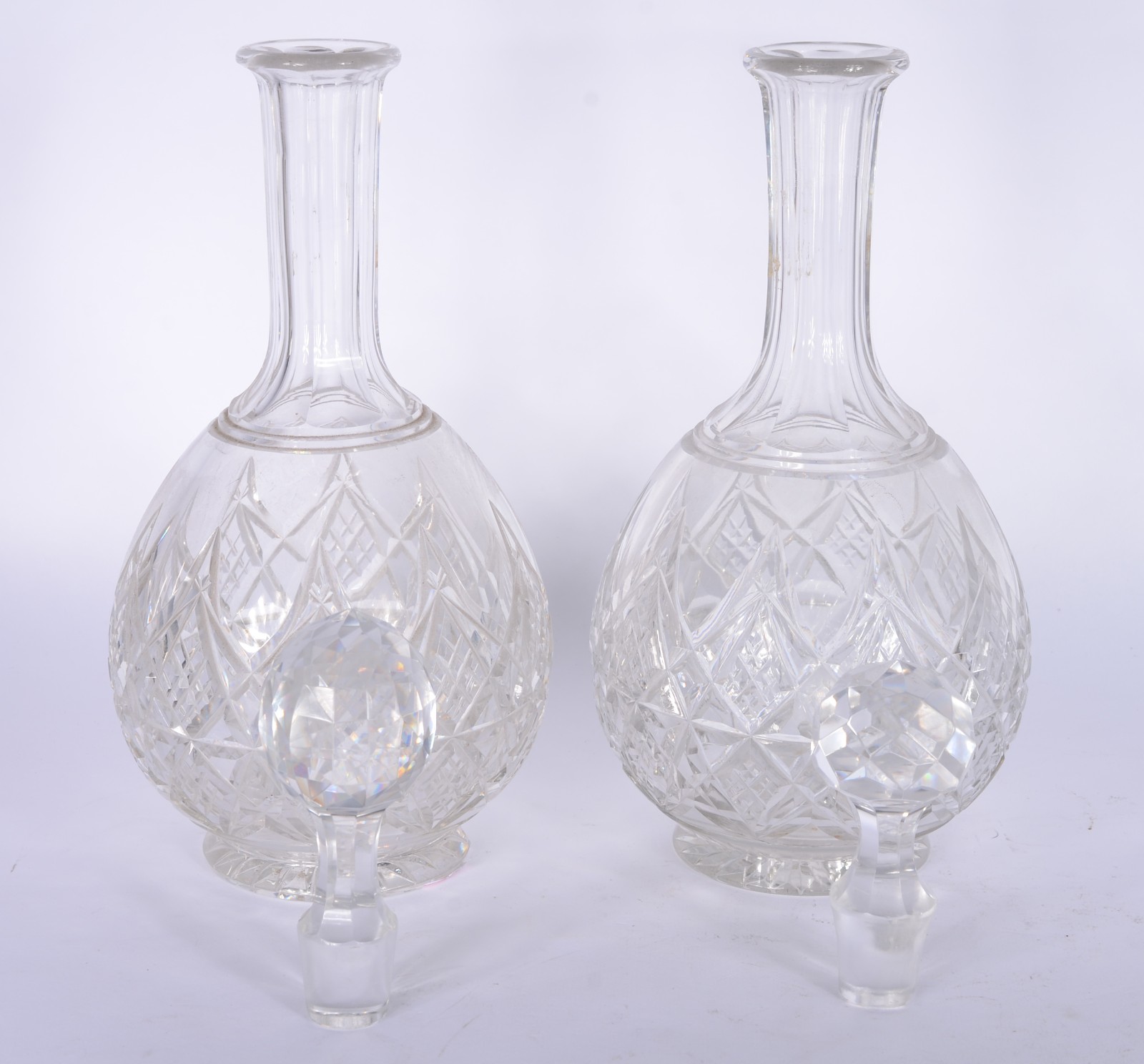 Par de garrafas de cristal lapidado. Bases lascadas. - foto 4 de 9