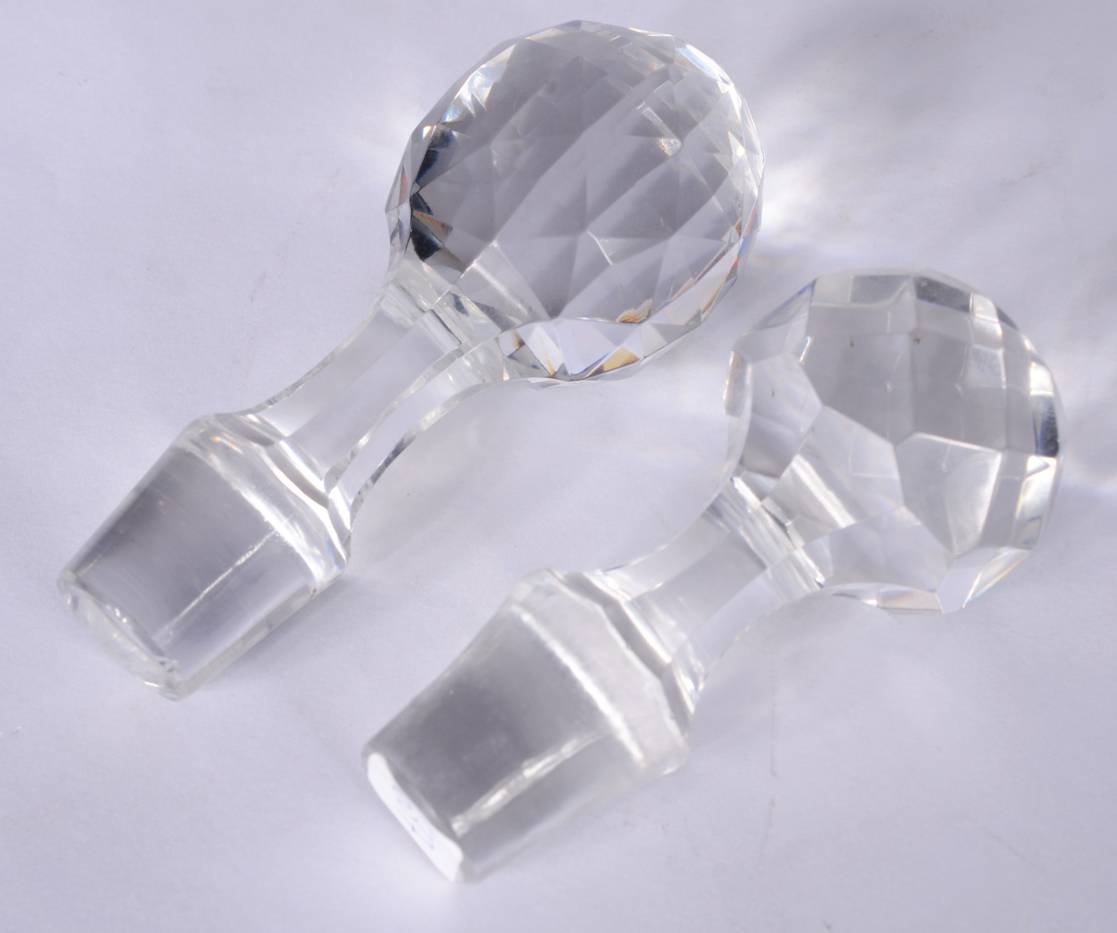 Par de garrafas de cristal lapidado. Bases lascadas. - foto 6 de 9