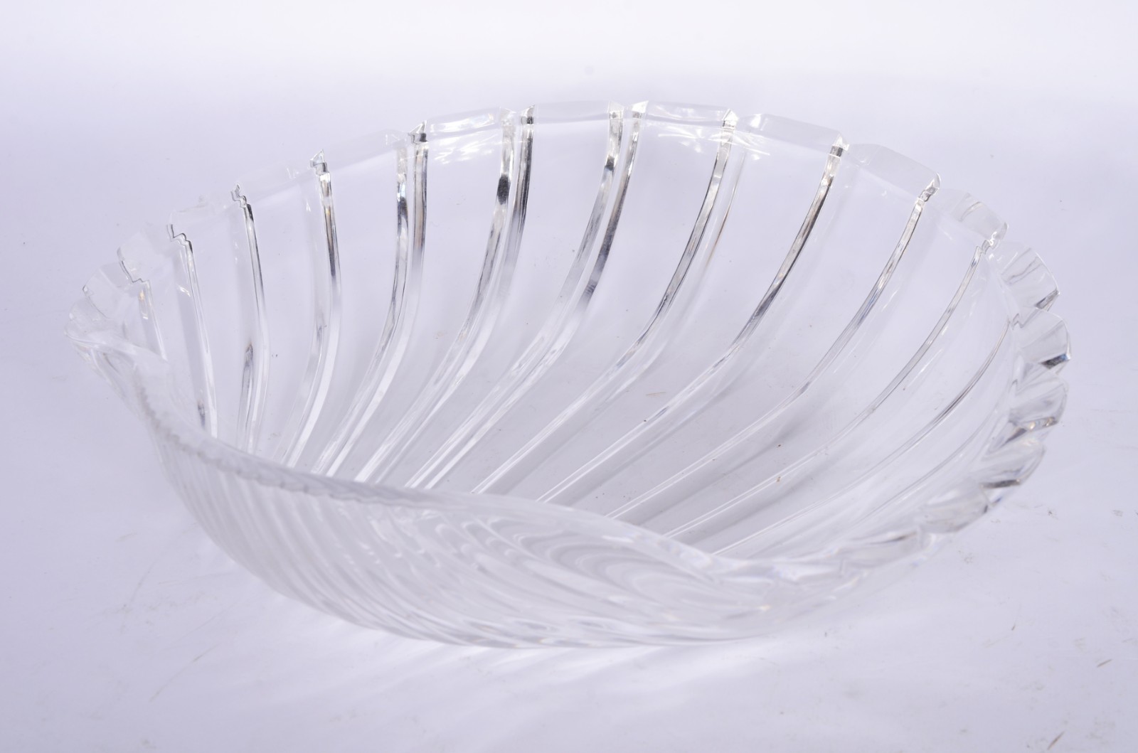 Três peças de cristal, sendo: prato com pé alto, caixa redonda com... - foto 5 de 7