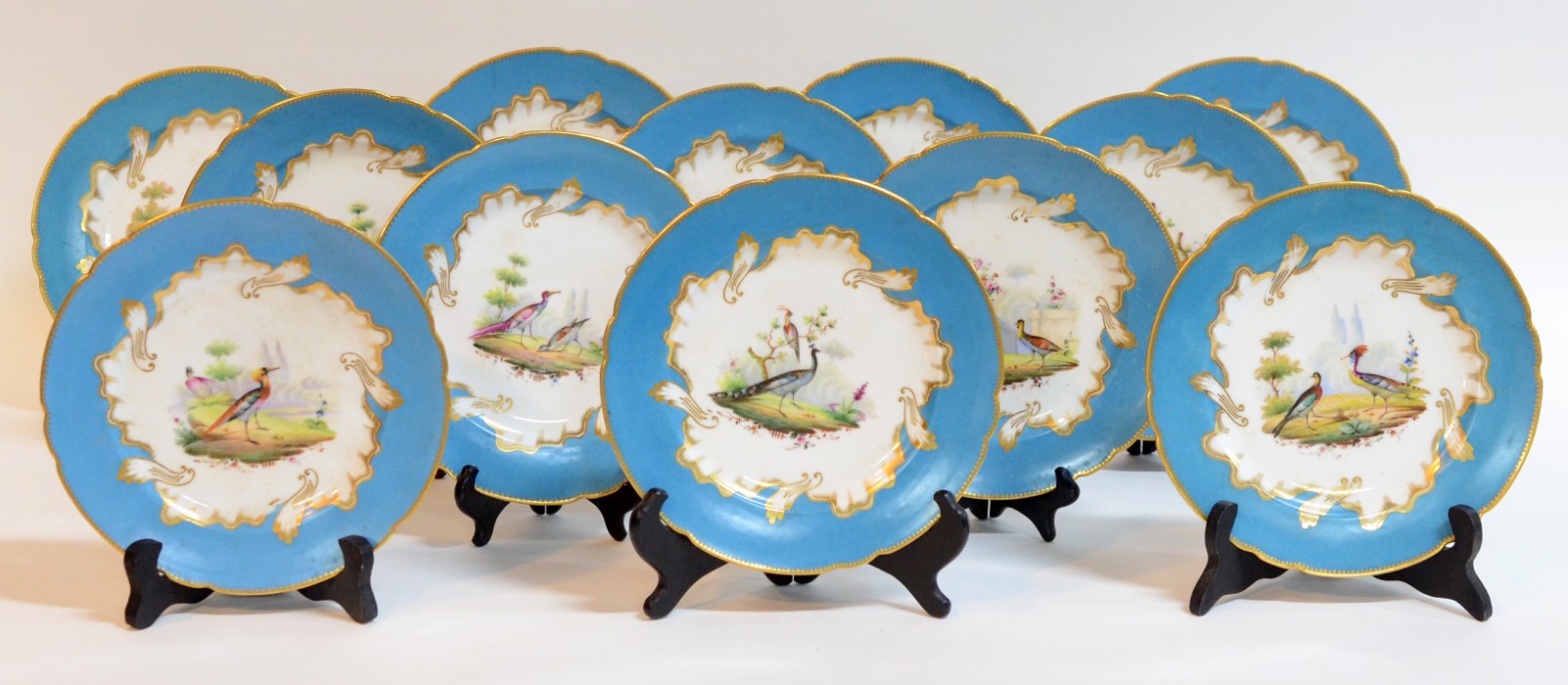 Conjunto com 12 pratos de porcelana francesa ricamente decorados com... - foto 1 de 4