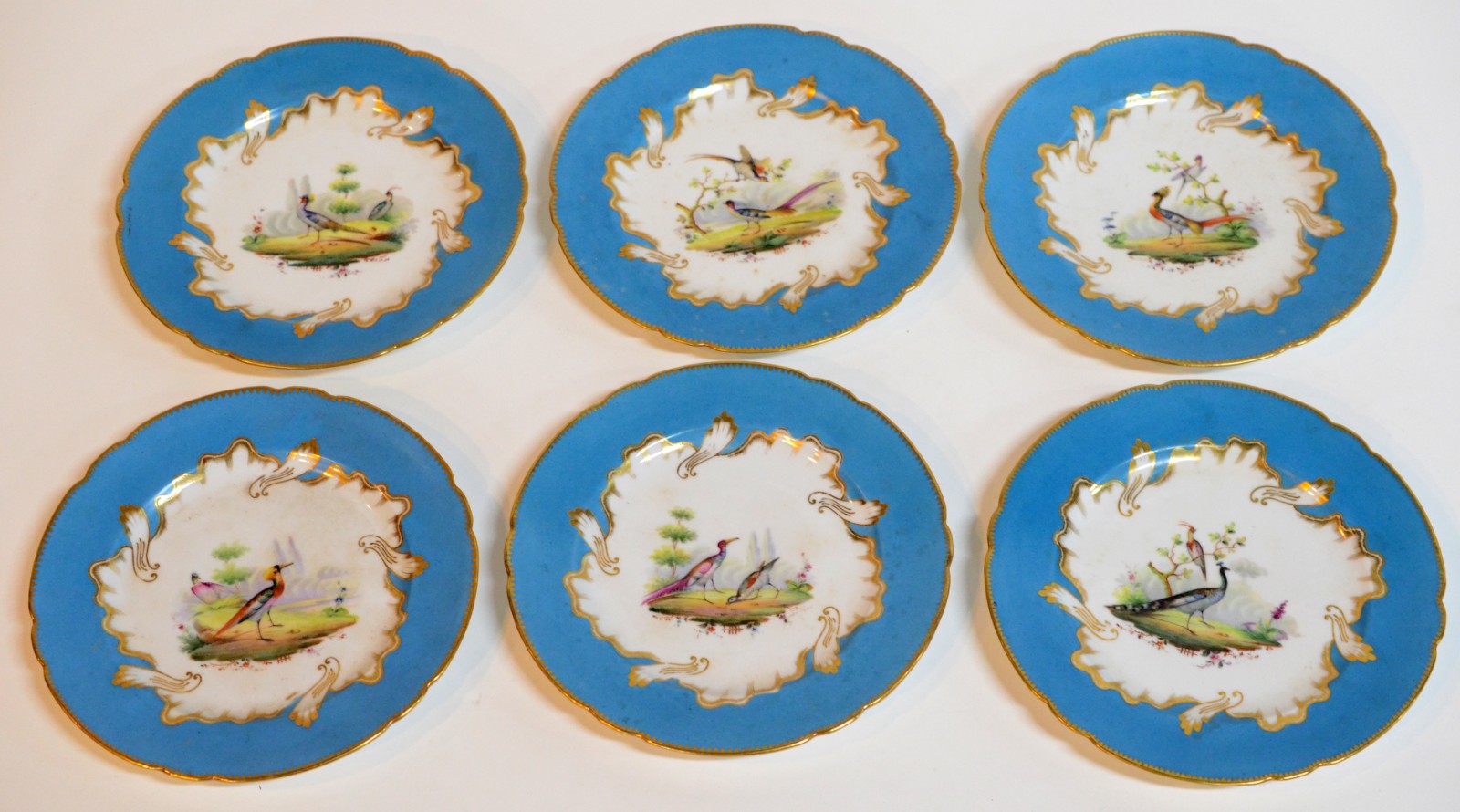 Conjunto com 12 pratos de porcelana francesa ricamente decorados com... - foto 2 de 4