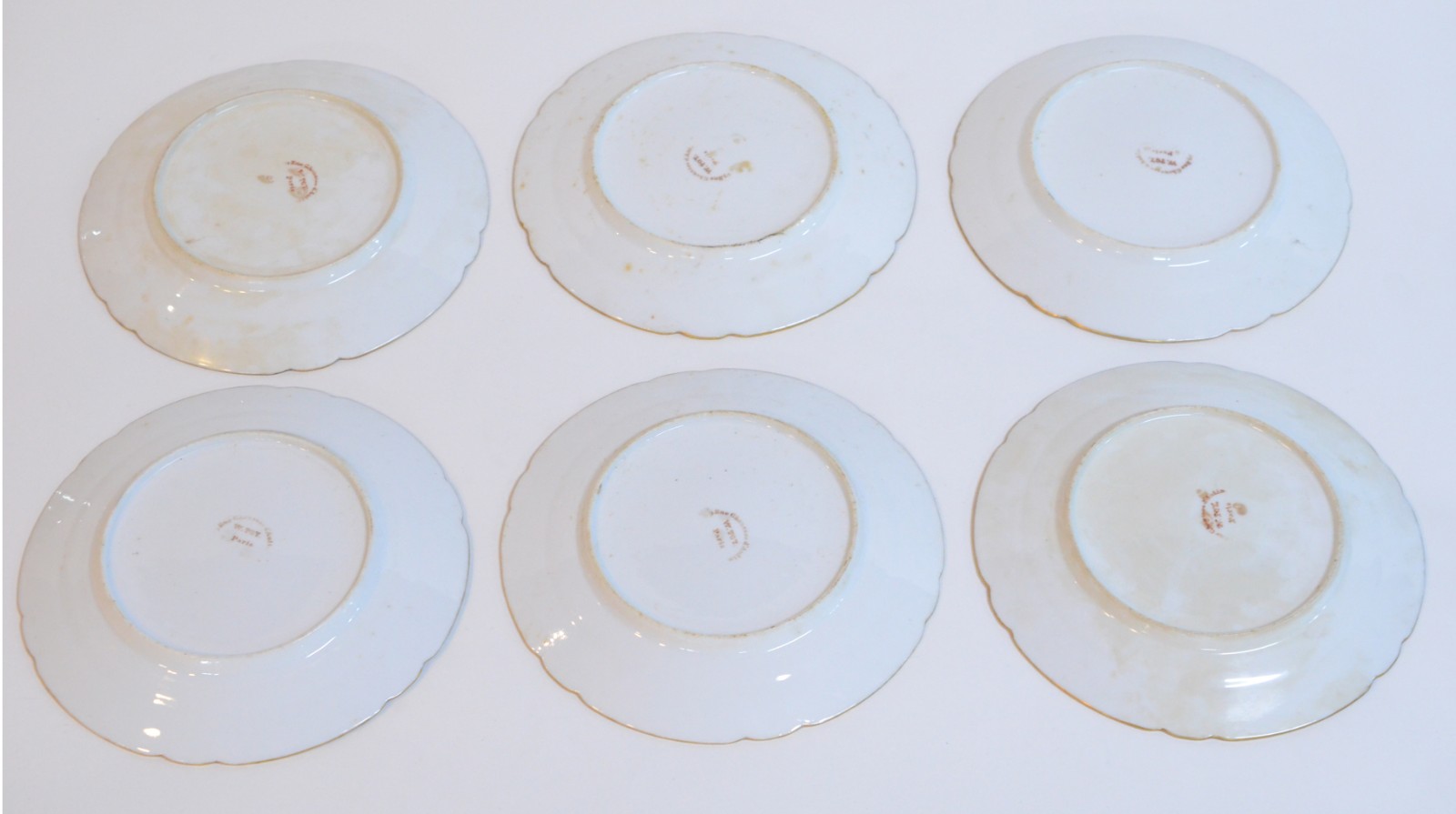 Conjunto com 12 pratos de porcelana francesa ricamente decorados com... - foto 3 de 4