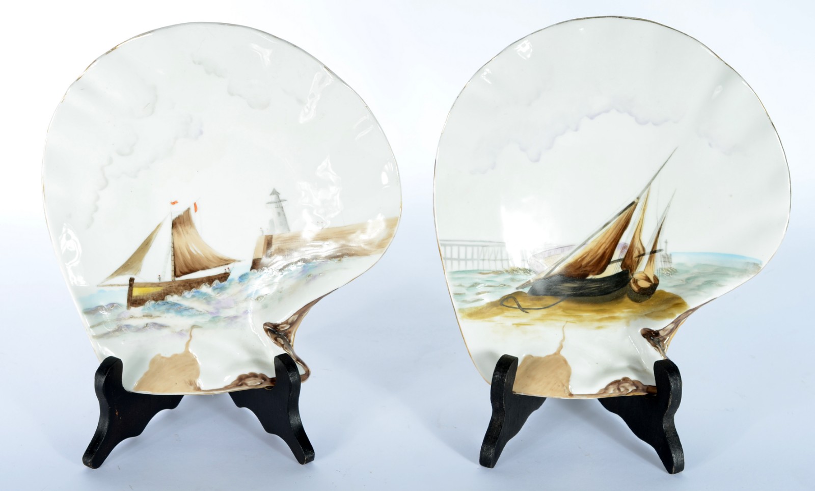 Par de pratos de porcelana francesa na forma de concha decorados com... - foto 1 de 4