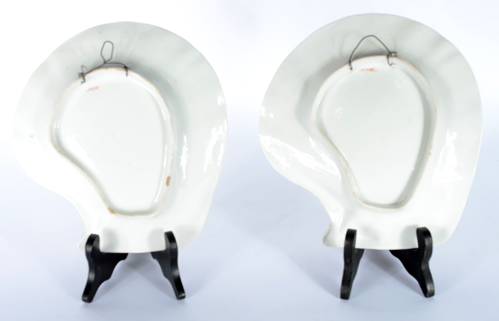 Par de pratos de porcelana francesa na forma de concha decorados com... - foto 4 de 4