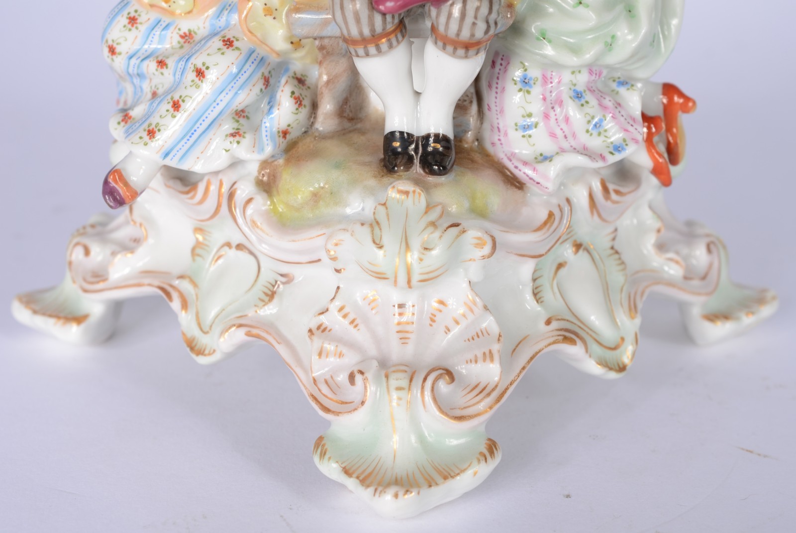 Base de fruteira porcelana policromada com crianças. - foto 4 de 7