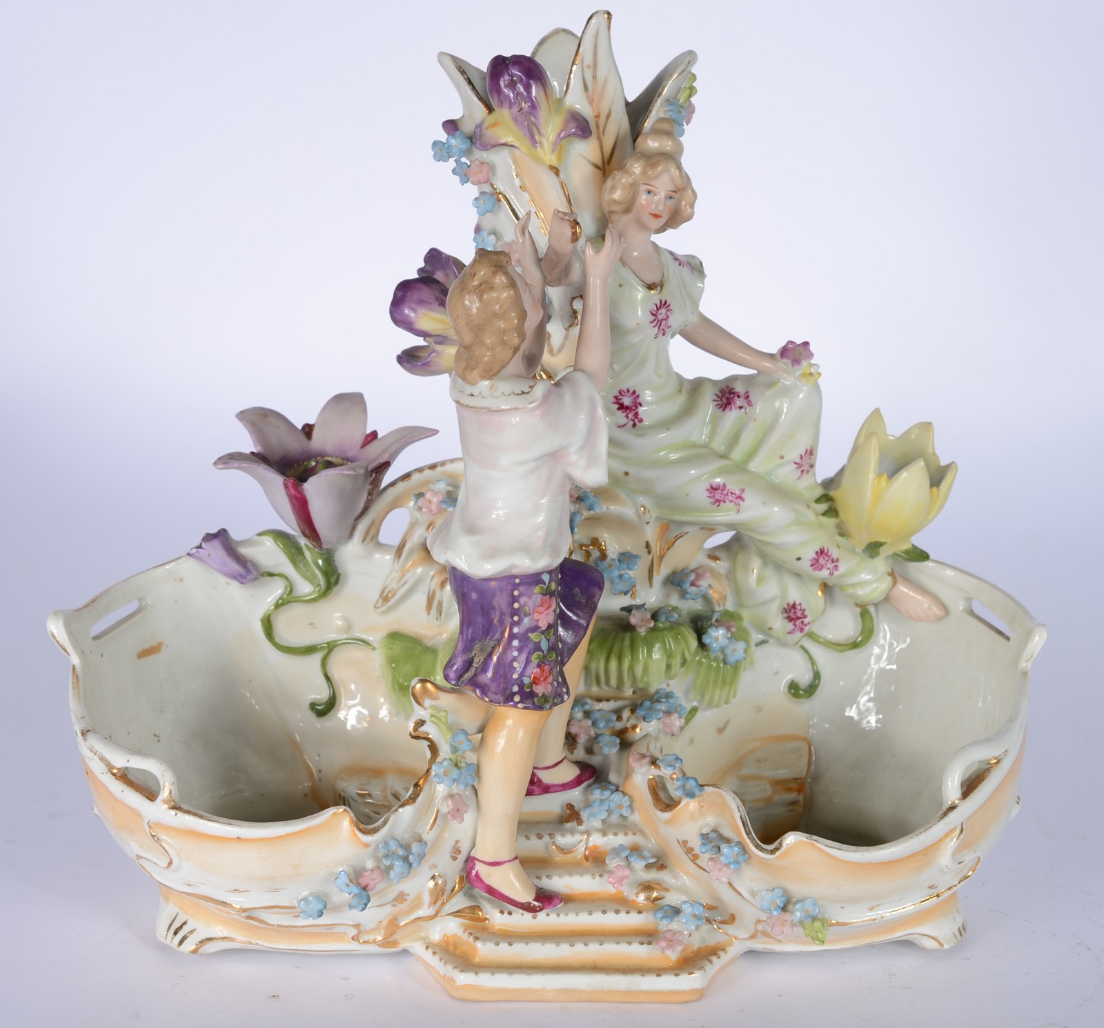 Floreira de porcelana europeia representando casal com flores. - foto 1 de 5