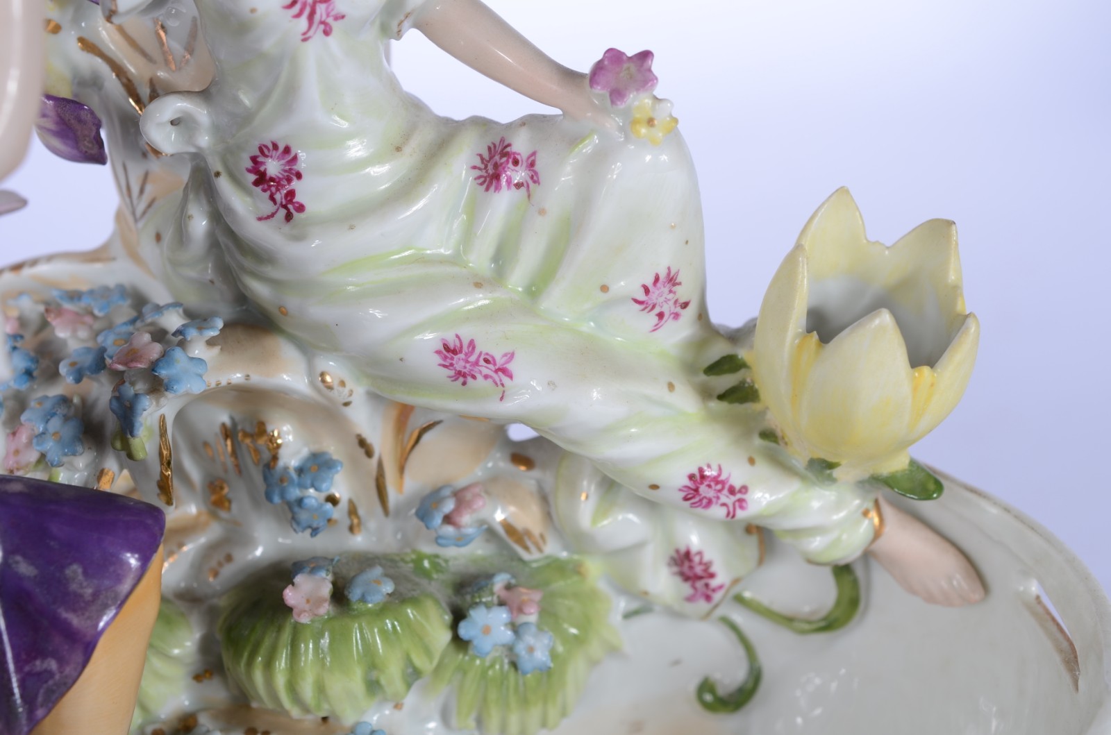 Floreira de porcelana europeia representando casal com flores. - foto 3 de 5
