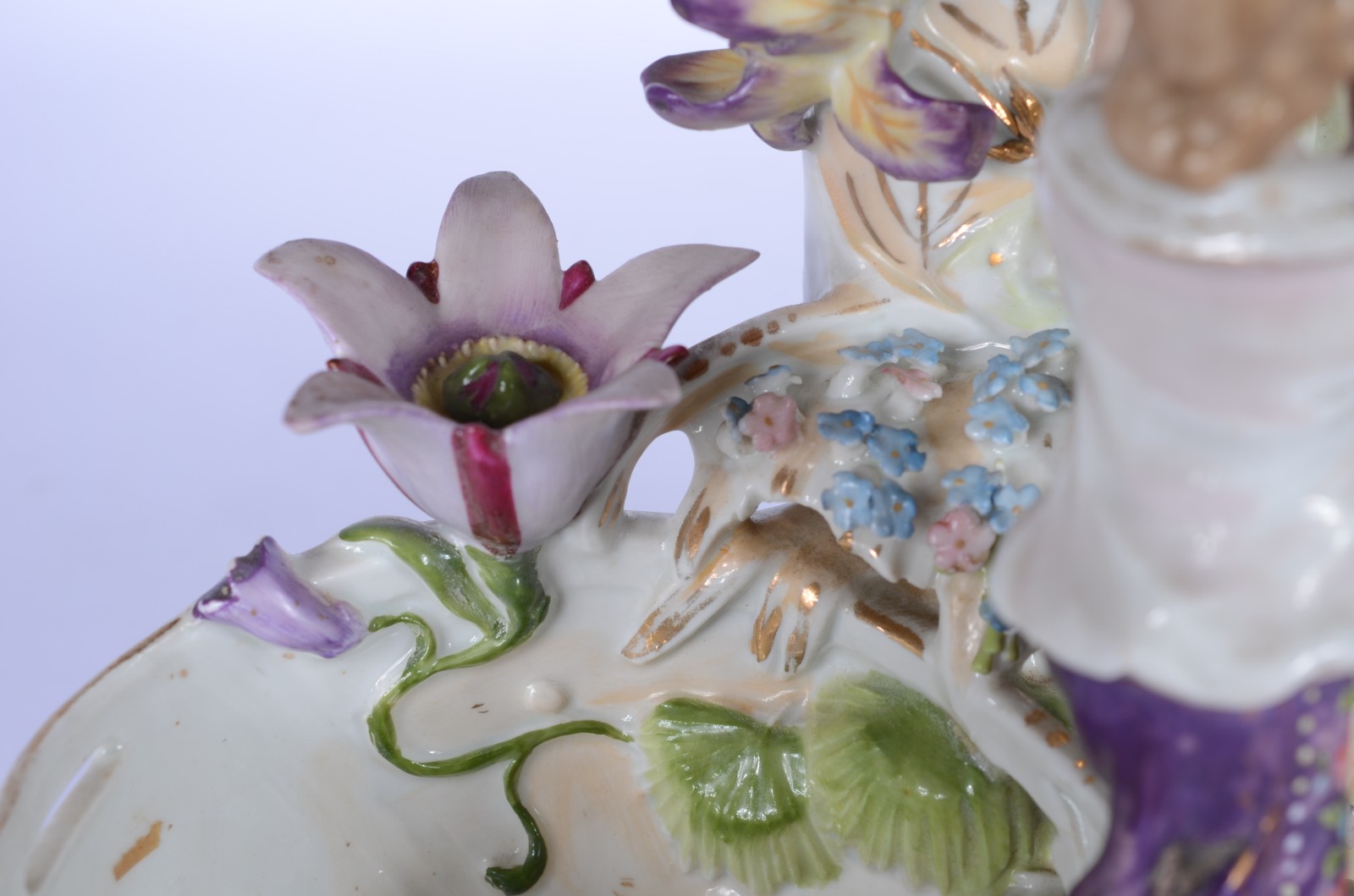 Floreira de porcelana europeia representando casal com flores. - foto 4 de 5