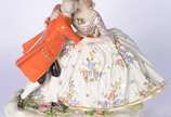 Grupo escultórico de porcelana alemã policromad... - Grupo escultórico de porcelana alemã policromada e dourada representando casal de namorados. Marca de Alteste, Volkstedt-Rudolstadt. Defeito de ...