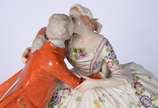 Grupo escultórico de porcelana alemã policromad... - Grupo escultórico de porcelana alemã policromada e dourada representando casal de namorados. Marca de Alteste, Volkstedt-Rudolstadt. Defeito de ...