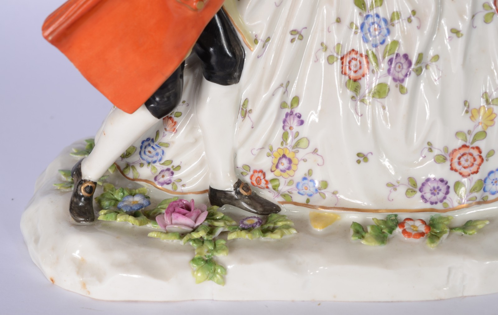 Grupo escultórico de porcelana alemã policromada e dourada... - foto 3 de 7