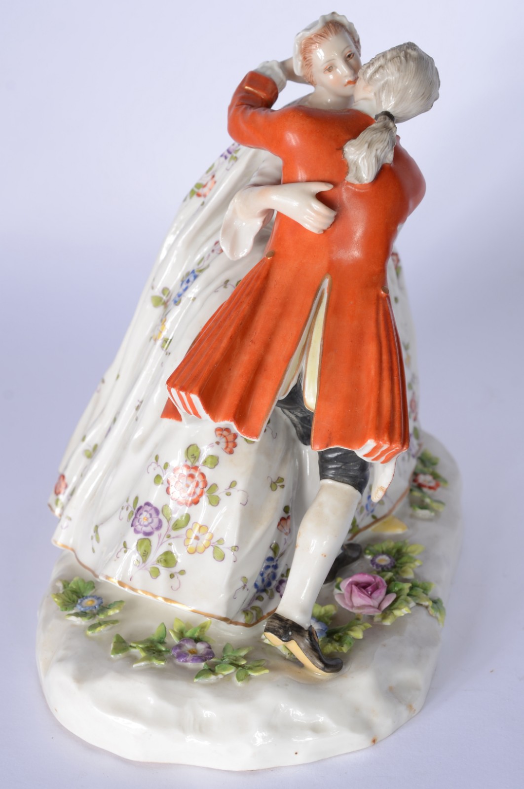 Grupo escultórico de porcelana alemã policromada e dourada... - foto 6 de 7