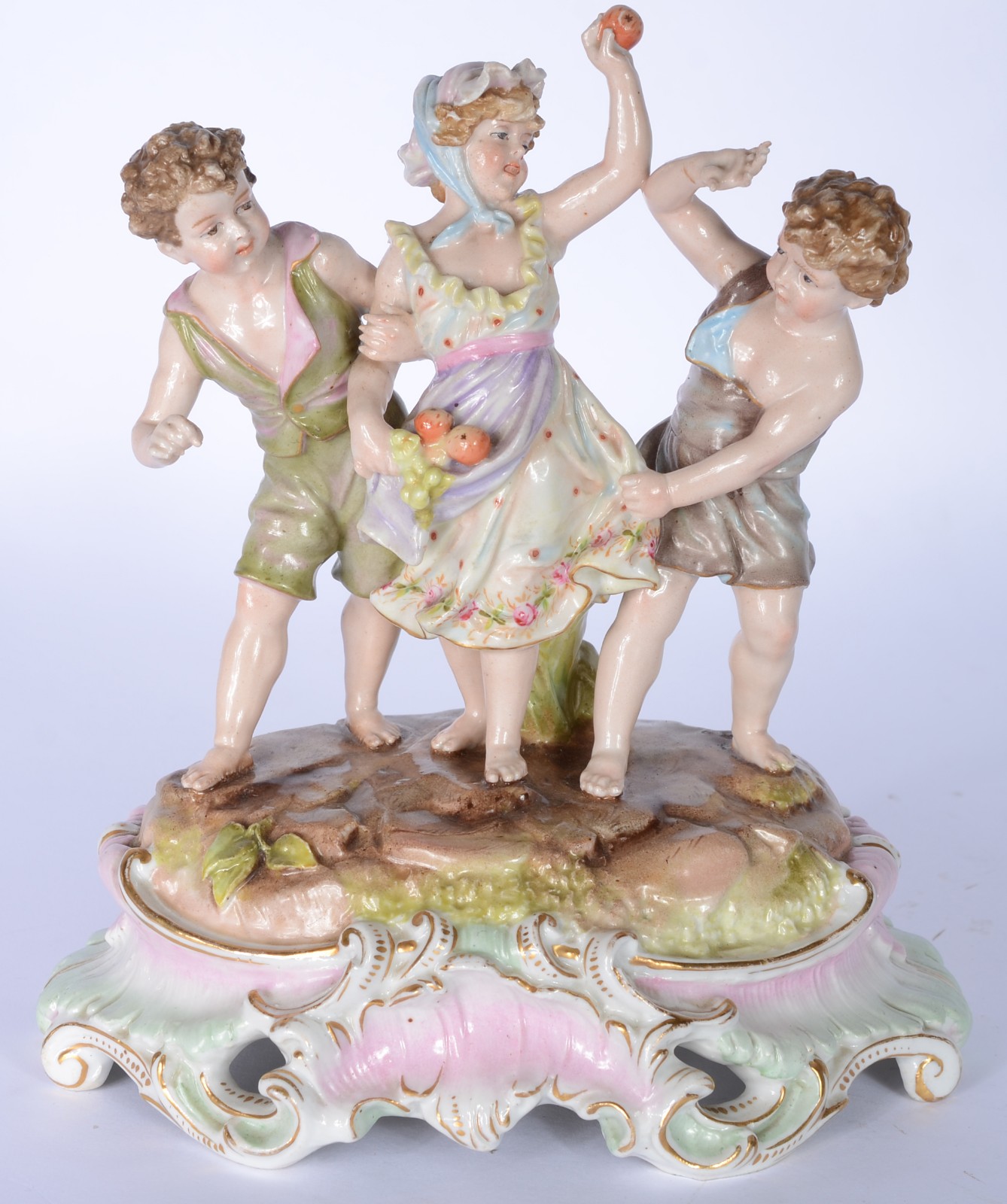 Grupo escultórico de porcelana europeia representando crianças com... - foto 1 de 6
