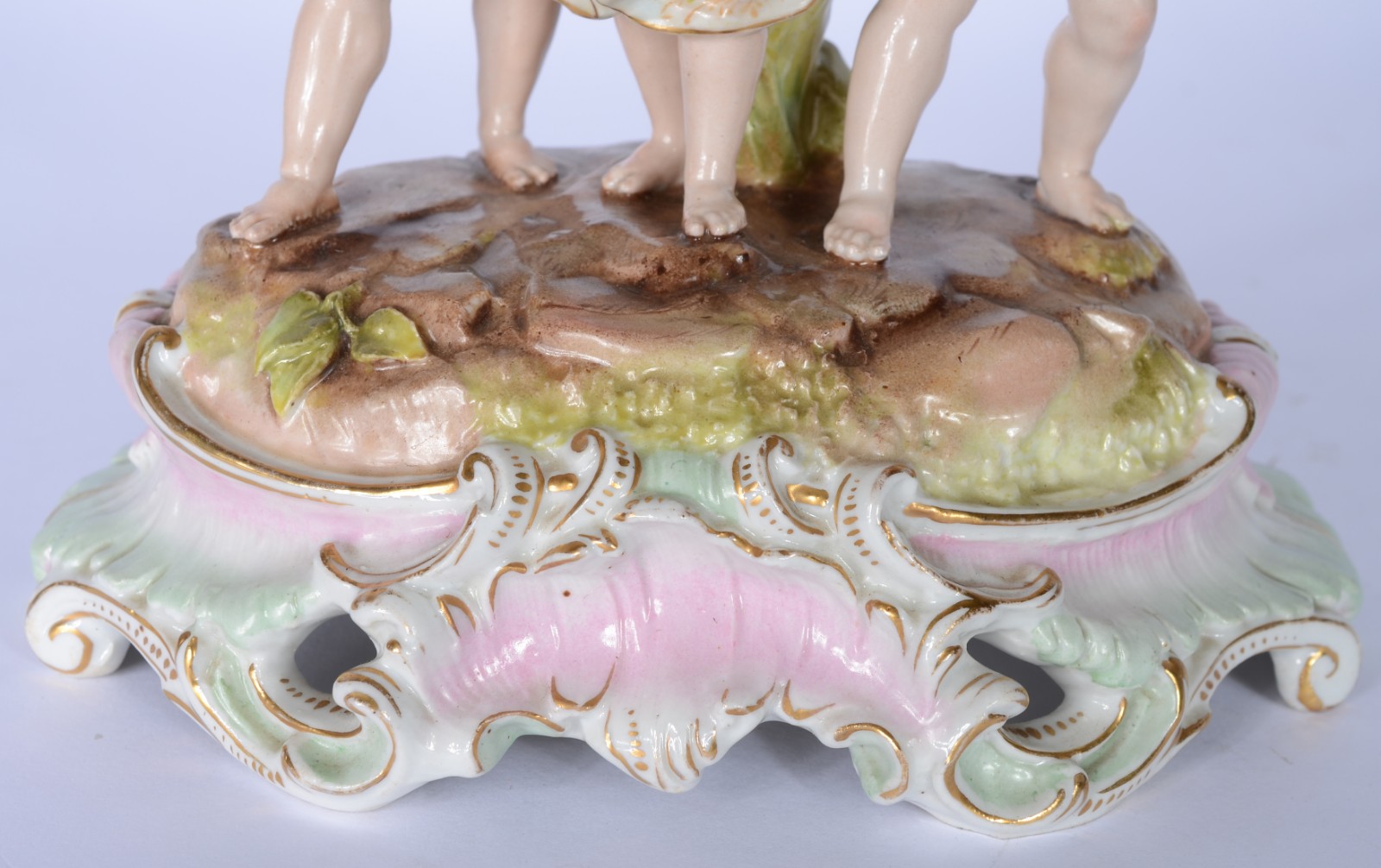 Grupo escultórico de porcelana europeia representando crianças com... - foto 2 de 6