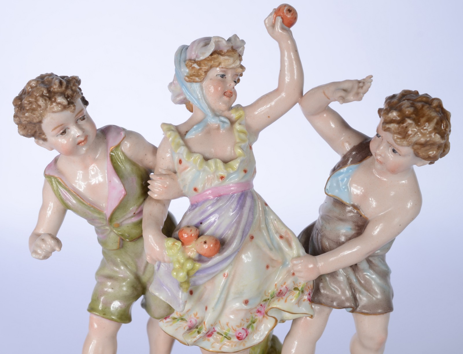 Grupo escultórico de porcelana europeia representando crianças com... - foto 3 de 6