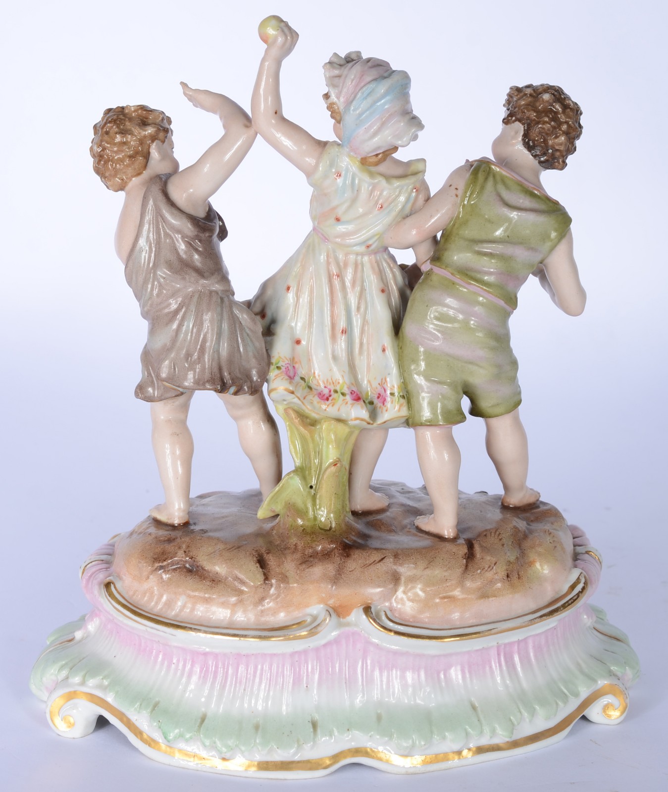 Grupo escultórico de porcelana europeia representando crianças com... - foto 4 de 6