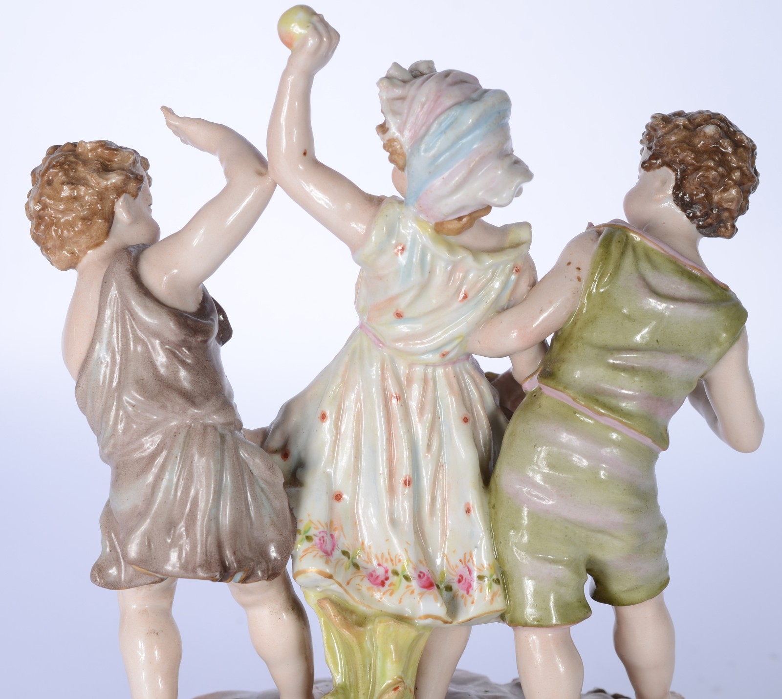 Grupo escultórico de porcelana europeia representando crianças com... - foto 5 de 6