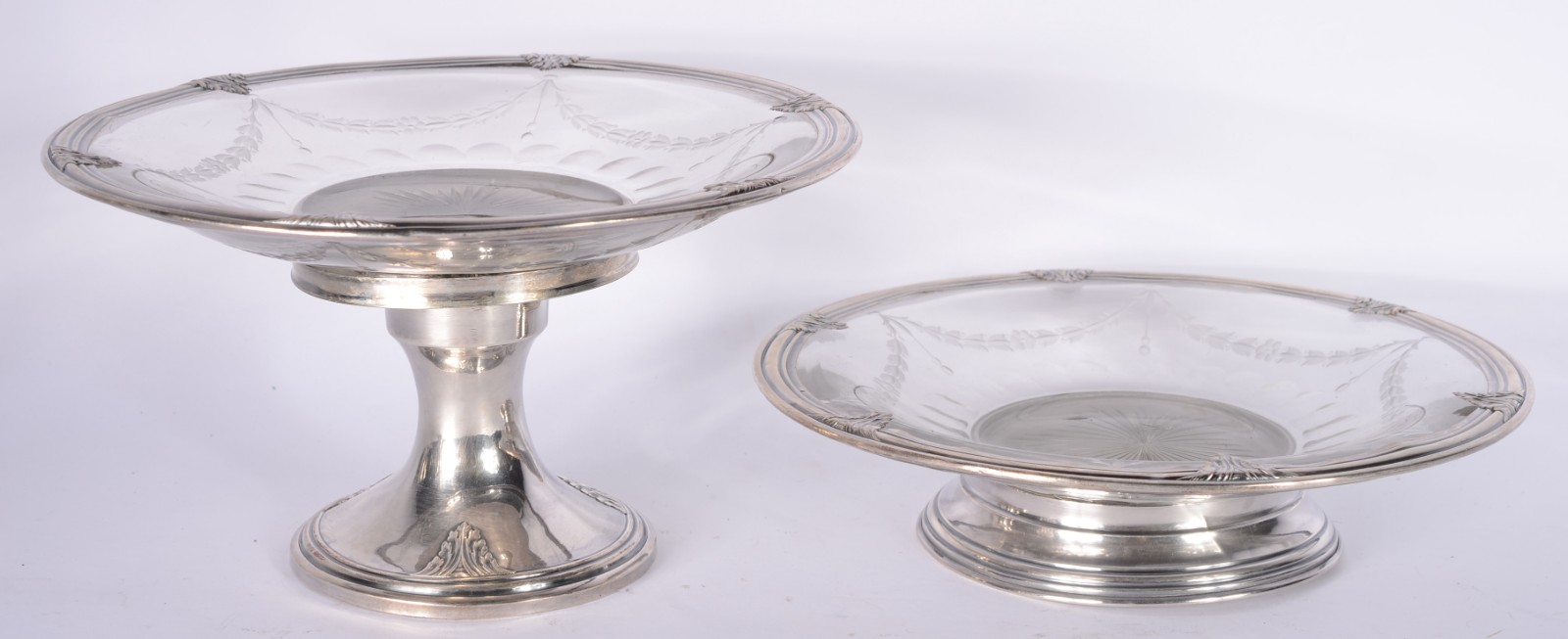 Duas fruteiras de cristal europeu lapidado, guarnição de metal... - foto 1 de 10