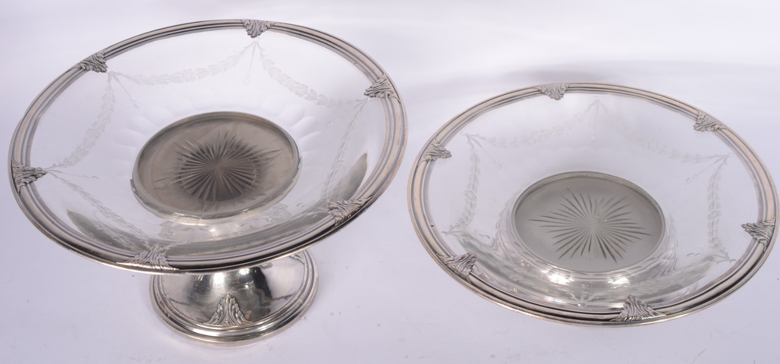 Duas fruteiras de cristal europeu lapidado, guarnição de metal... - foto 2 de 10