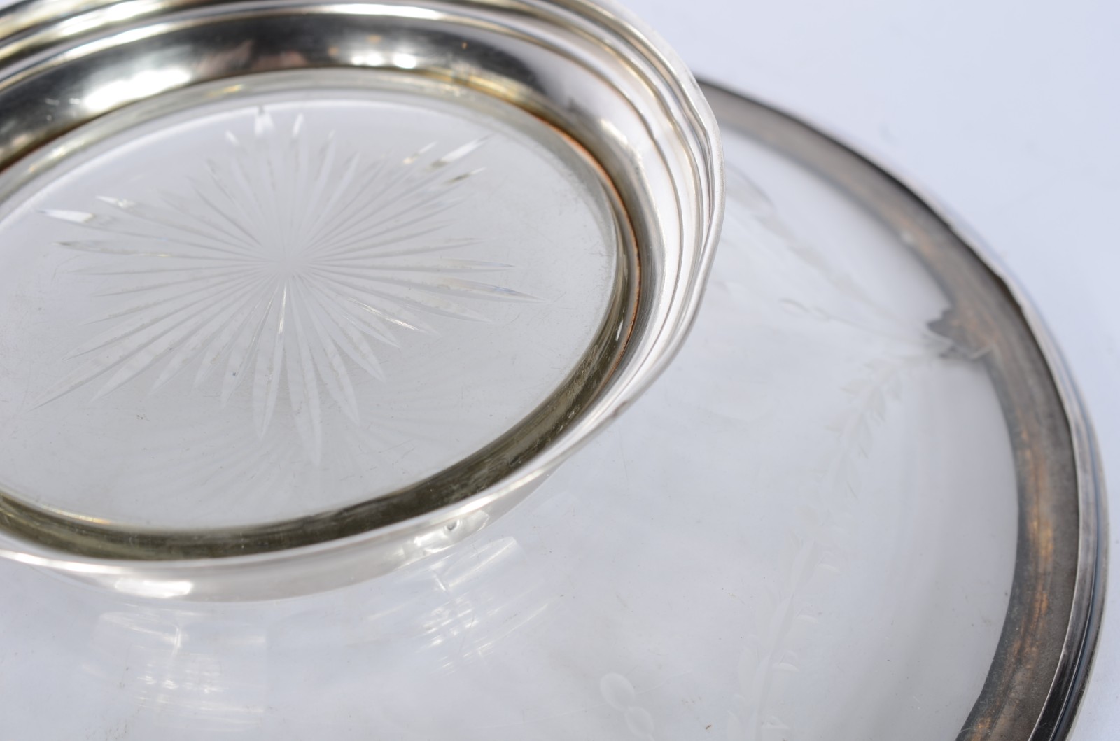 Duas fruteiras de cristal europeu lapidado, guarnição de metal... - foto 10 de 10