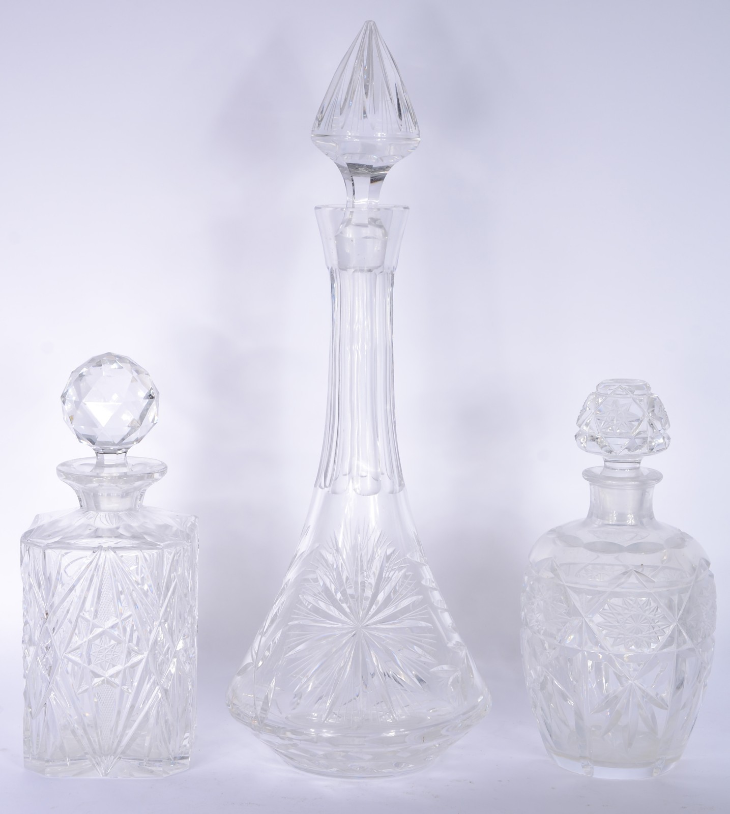 Três garrafas diversas de cristal europeu lapidado. - foto 1 de 9