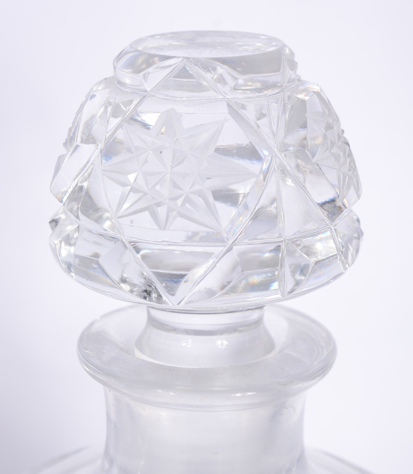 Três garrafas diversas de cristal europeu lapidado. - foto 3 de 9