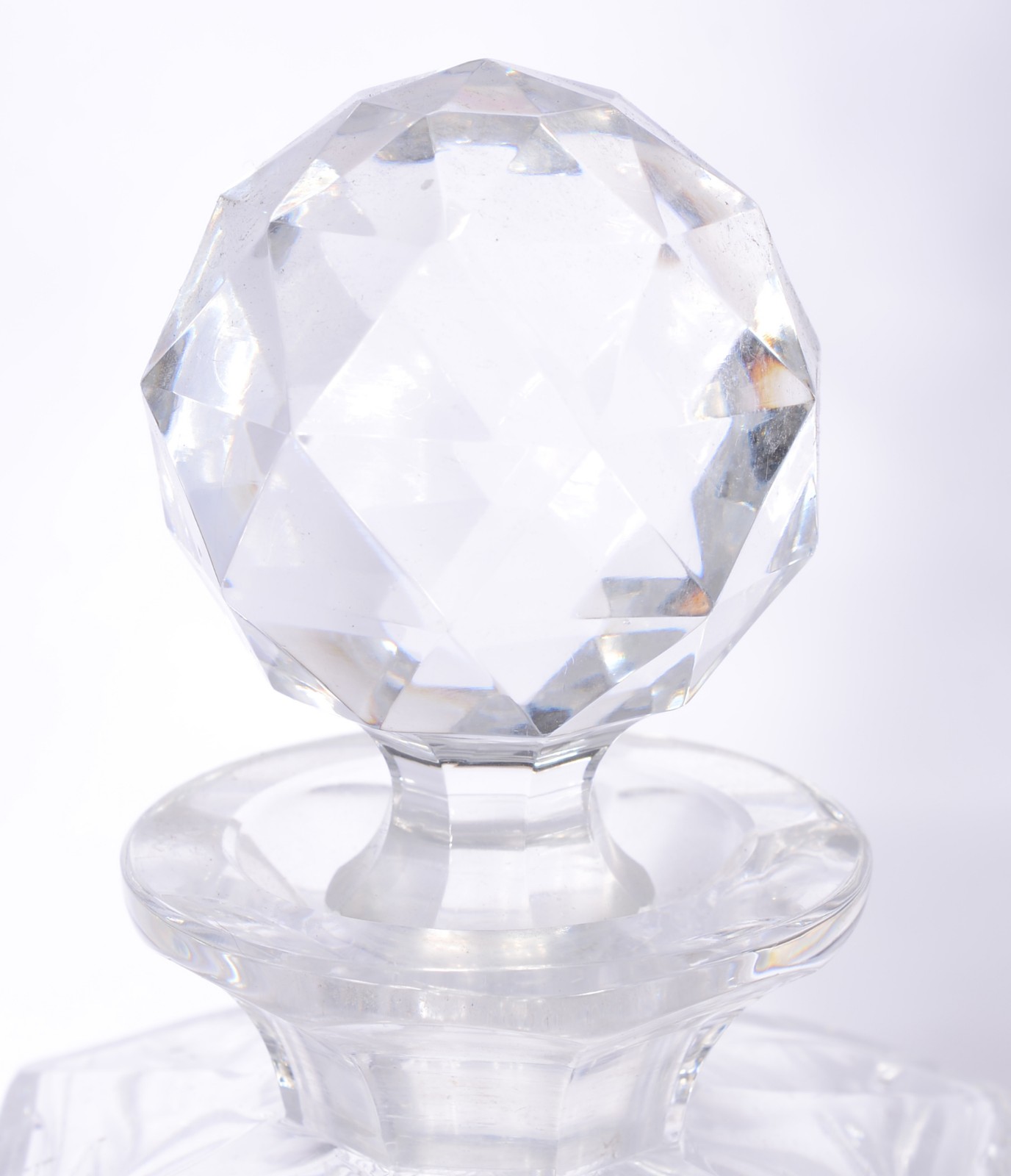 Três garrafas diversas de cristal europeu lapidado. - foto 4 de 9