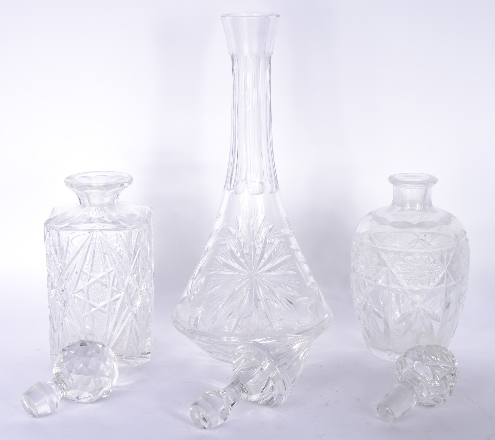 Três garrafas diversas de cristal europeu lapidado. - foto 2 de 9