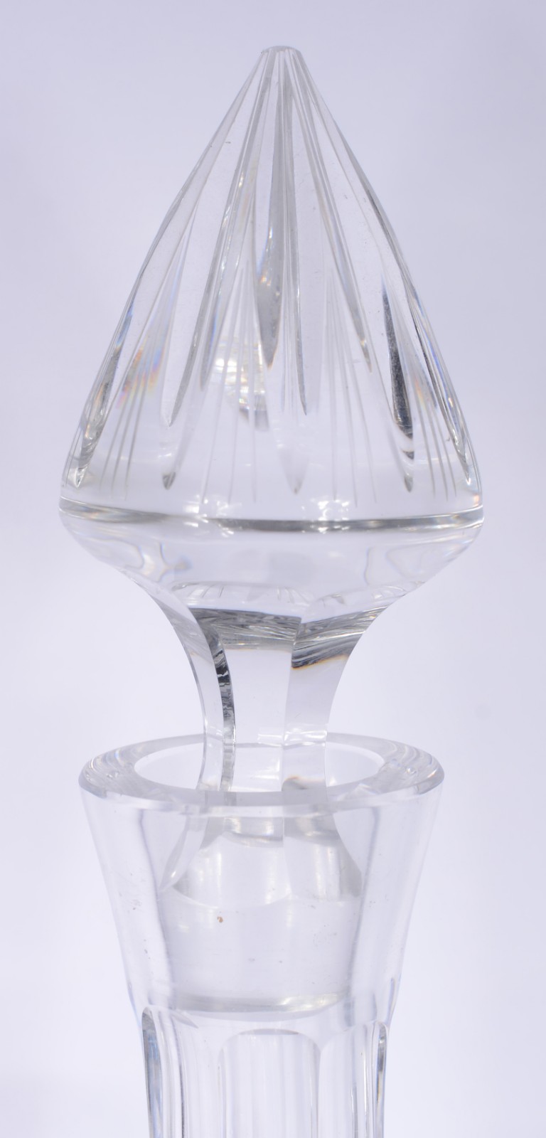 Três garrafas diversas de cristal europeu lapidado. - foto 5 de 9
