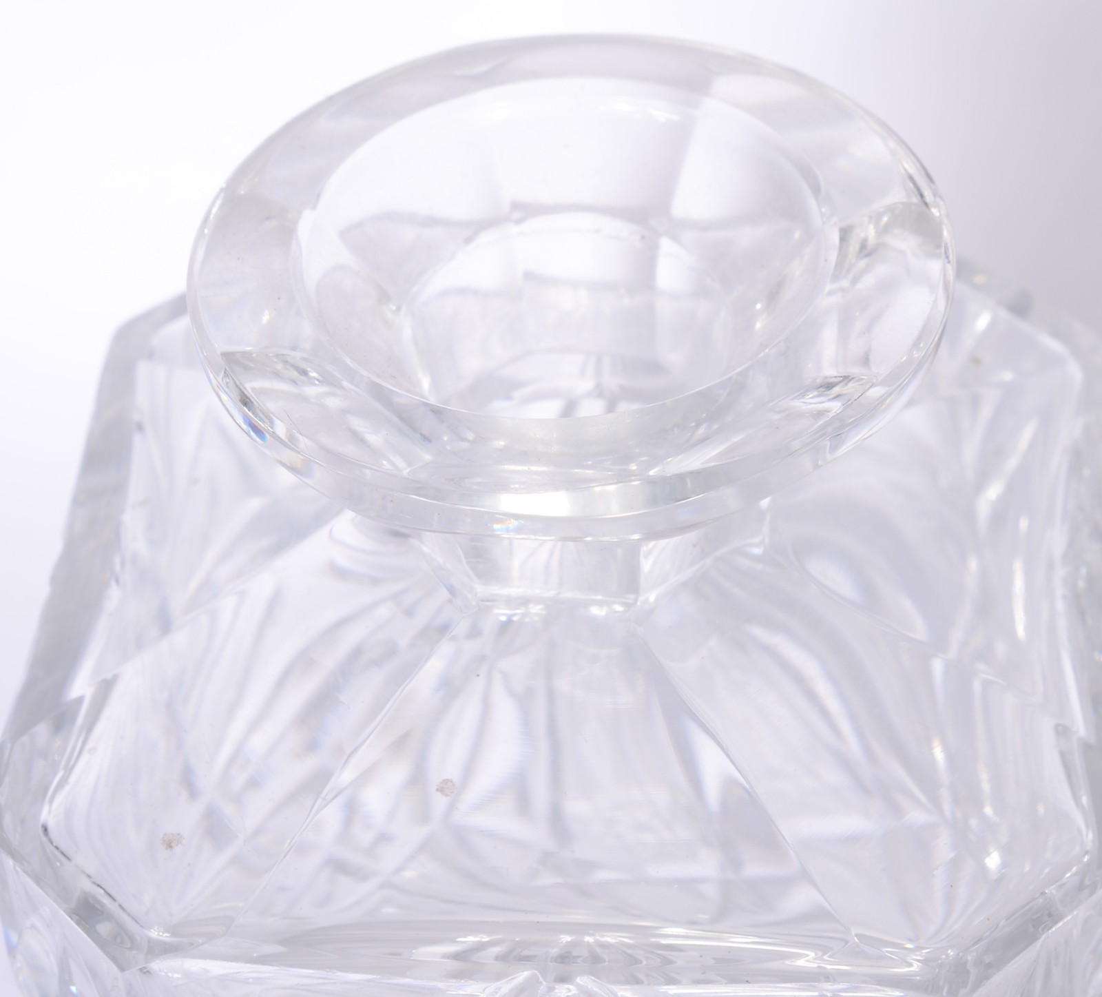 Três garrafas diversas de cristal europeu lapidado. - foto 7 de 9