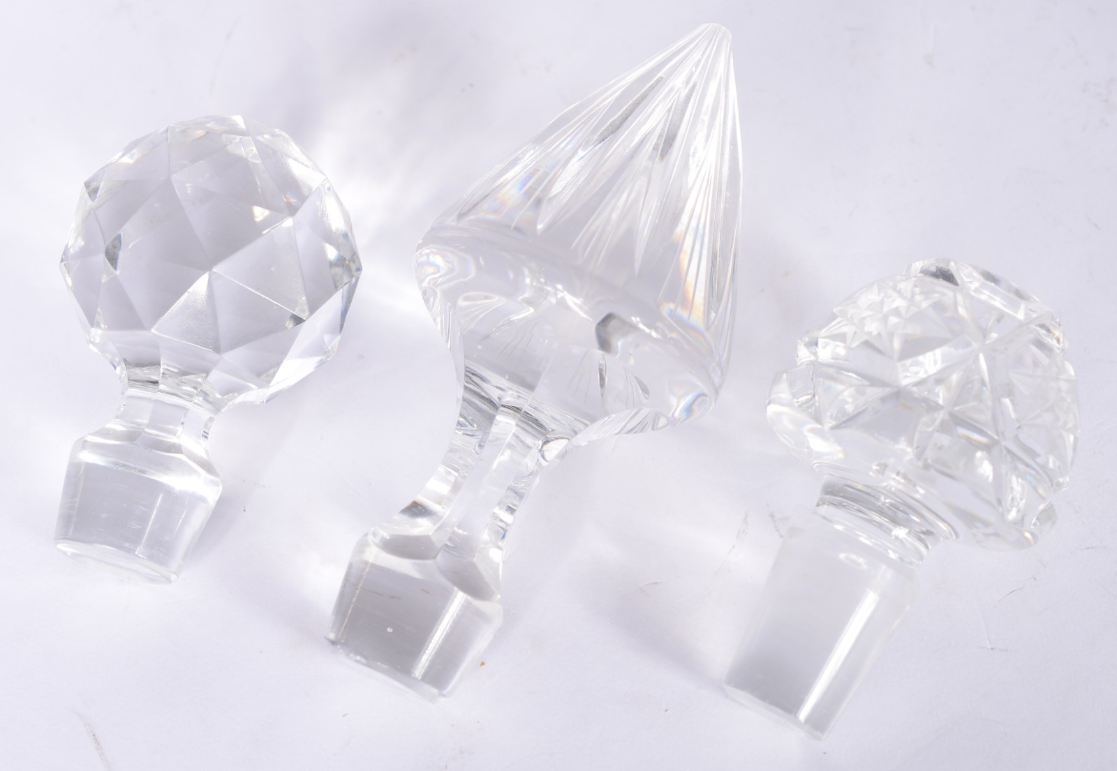 Três garrafas diversas de cristal europeu lapidado. - foto 8 de 9