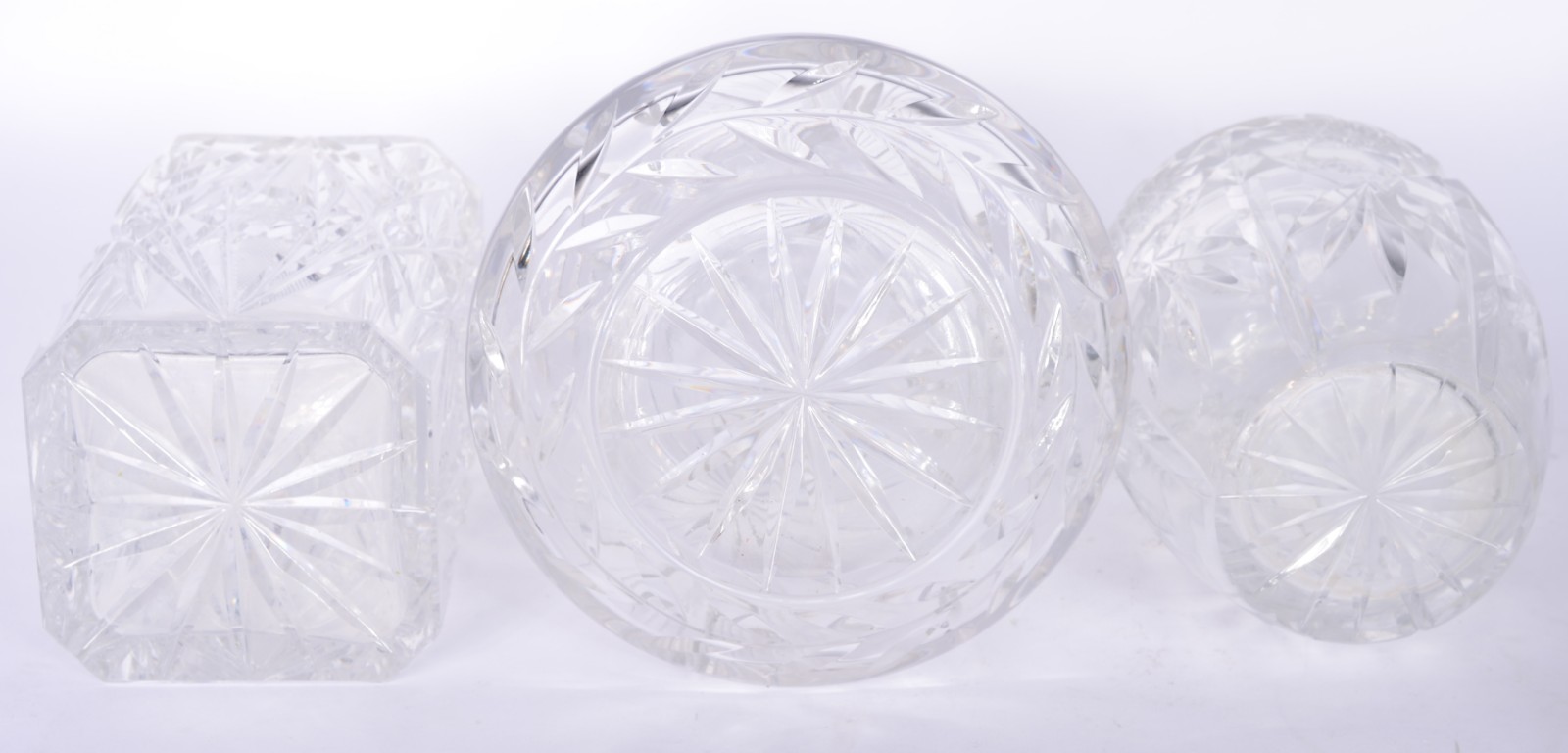 Três garrafas diversas de cristal europeu lapidado. - foto 9 de 9