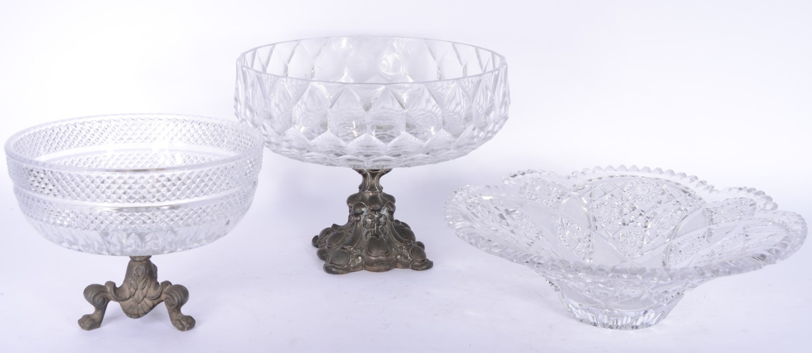 Três fruteiras diversas de cristal europeu lapidado, sendo duas com... - foto 1 de 11