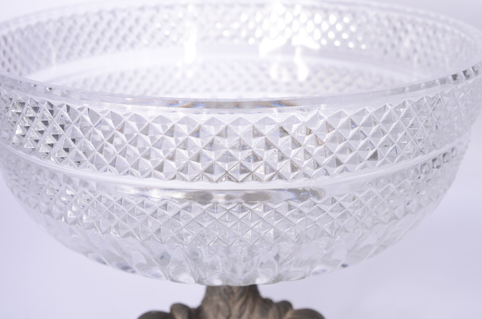 Três fruteiras diversas de cristal europeu lapidado, sendo duas com... - foto 2 de 11