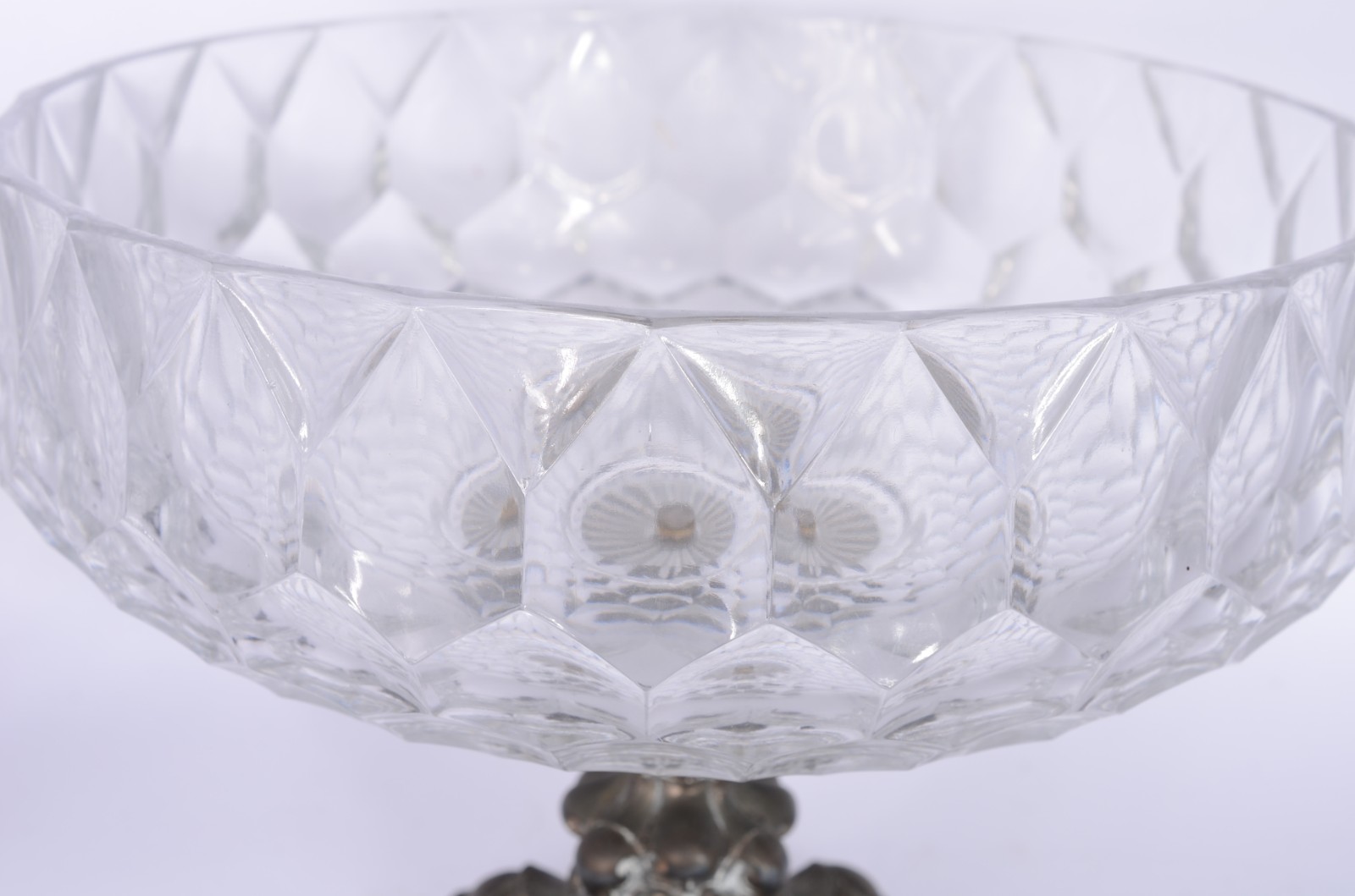 Três fruteiras diversas de cristal europeu lapidado, sendo duas com... - foto 3 de 11