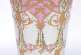 Sèvres (1740),  - Vaso de porcelana francesa de Sèvres na cor rosa com arranjos florais em policromia e dourado, guarnição de prata contrastada com guirlandas florais e