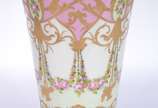 Sèvres (1740),  - Vaso de porcelana francesa de Sèvres na cor rosa com arranjos florais em policromia e dourado, guarnição de prata contrastada com guirlandas florais e