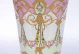 Sèvres (1740),  - Vaso de porcelana francesa de Sèvres na cor rosa com arranjos florais em policromia e dourado, guarnição de prata contrastada com guirlandas florais e