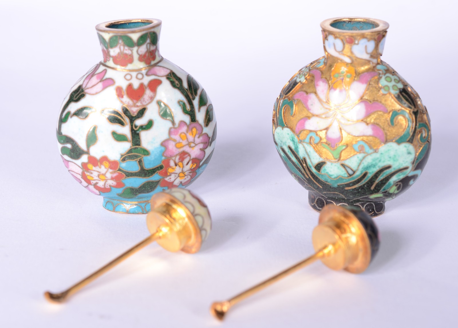 Dois pequenos perfumeiros "snuff bottle" de cloisoné. - foto 2 de 4