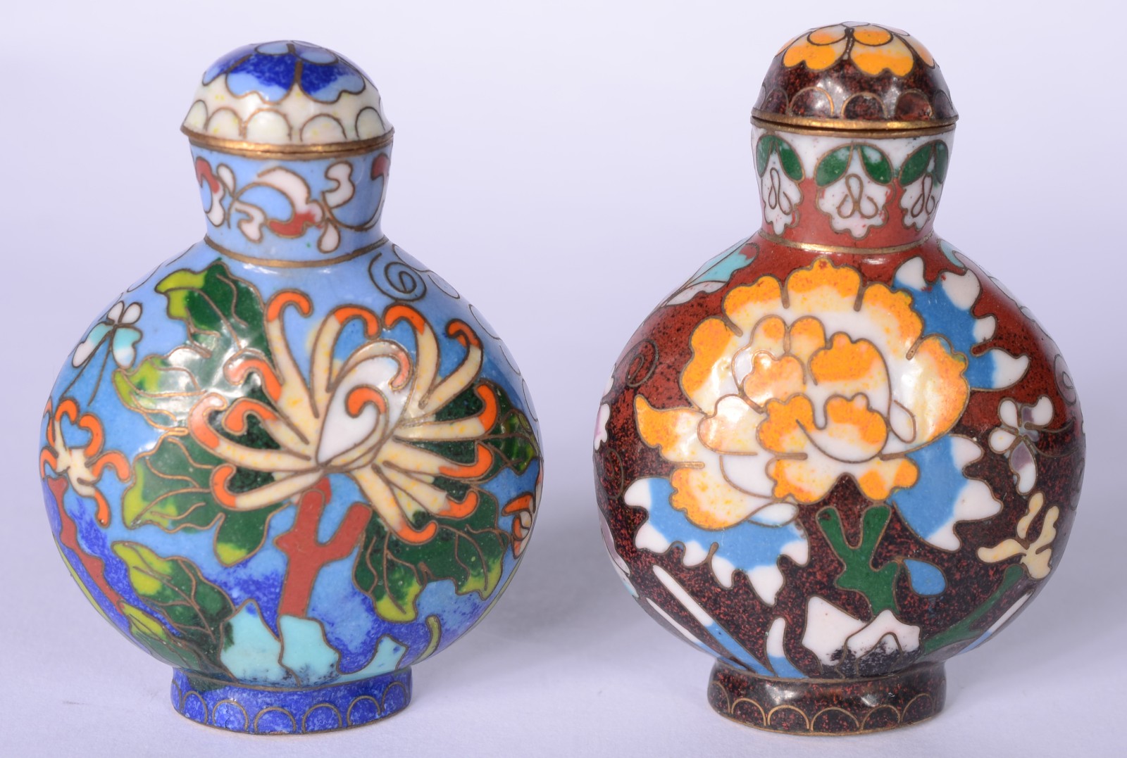 Dois pequenos perfumeiros "snuff bottle" de cloisonné. - foto 1 de 3
