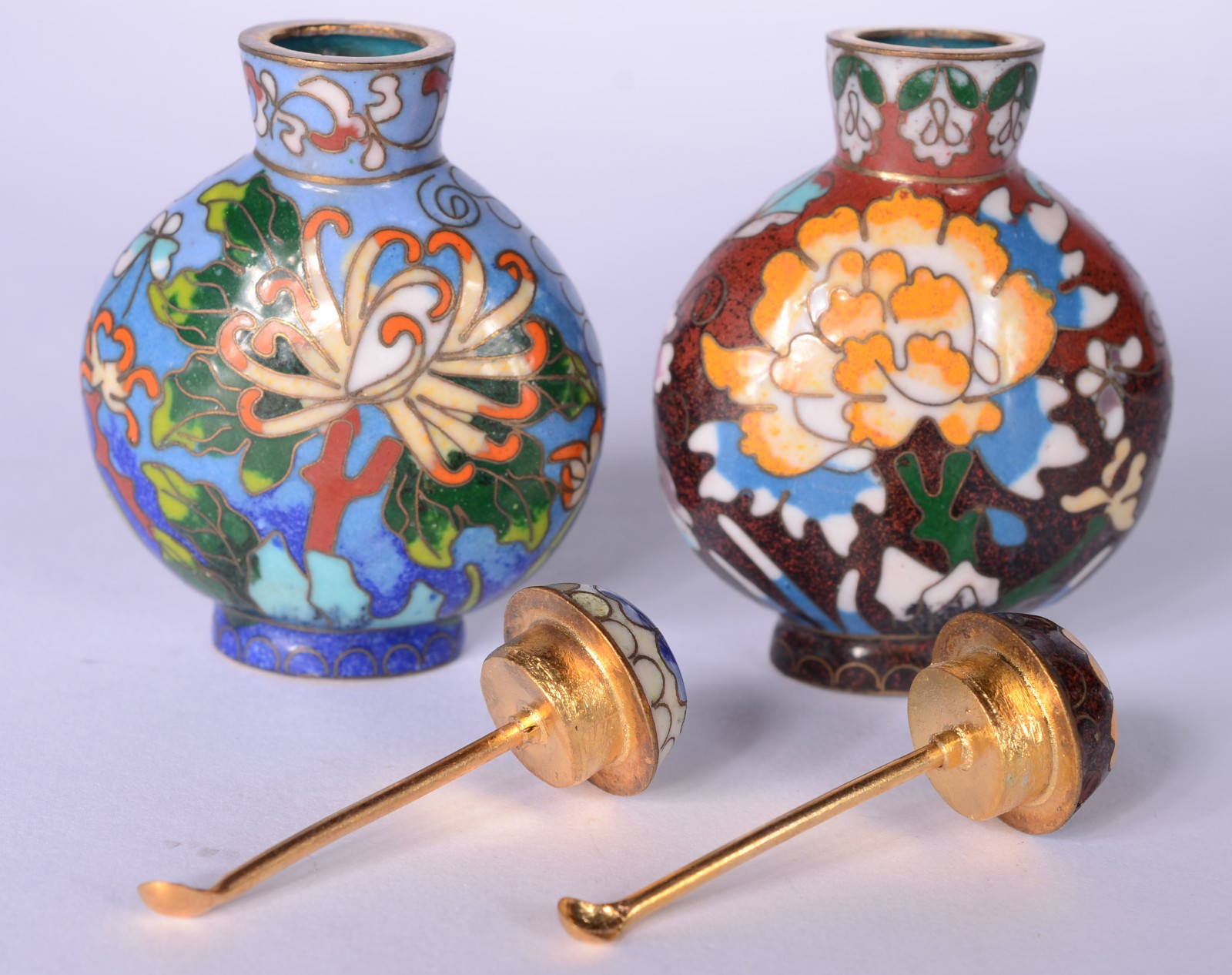 Dois pequenos perfumeiros "snuff bottle" de cloisonné. - foto 2 de 3