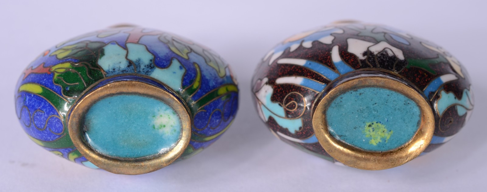 Dois pequenos perfumeiros "snuff bottle" de cloisonné. - foto 3 de 3