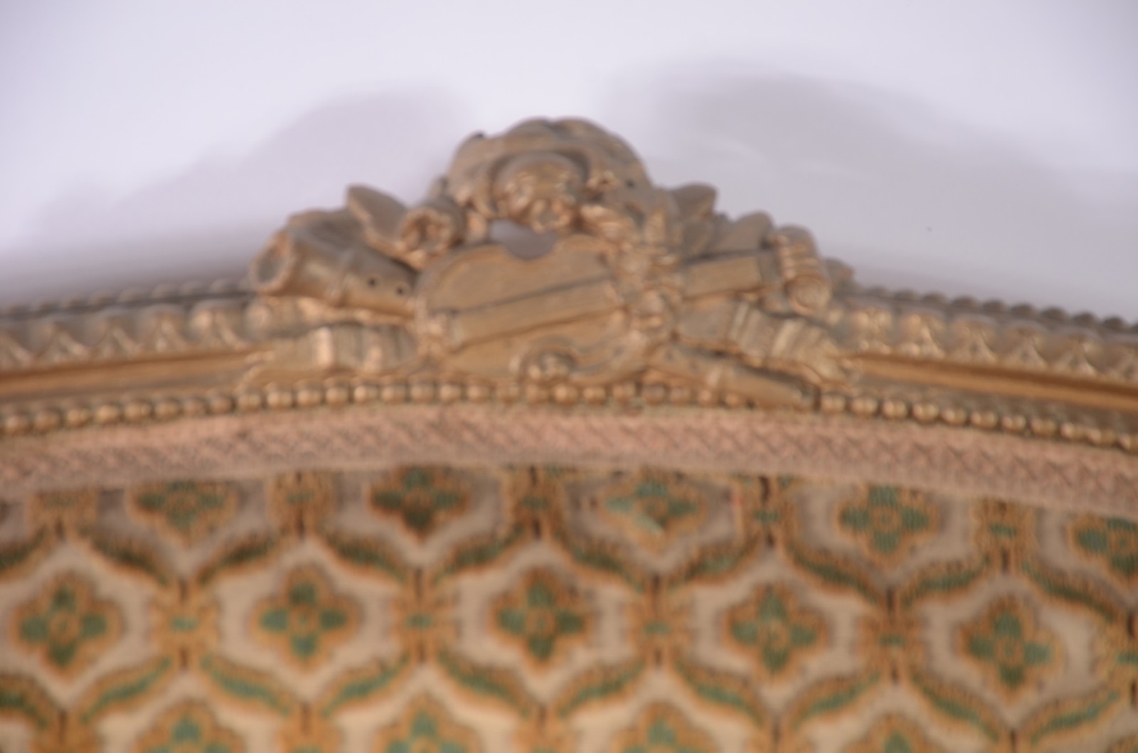 Conjunto de sofá e par de cadeiras com braços de madeira patinada... - foto 3 de 11