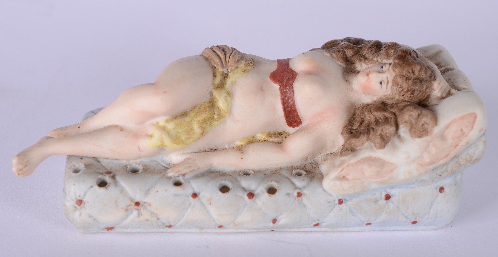 Paliteiro de biscuit policromado representando figura feminina... - foto 2 de 5