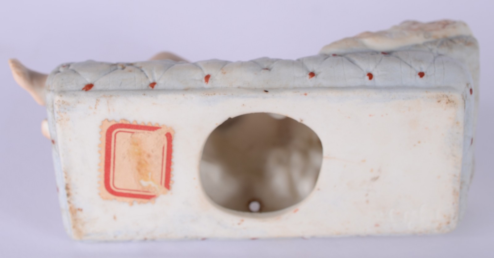 Paliteiro de biscuit policromado representando figura feminina... - foto 4 de 5