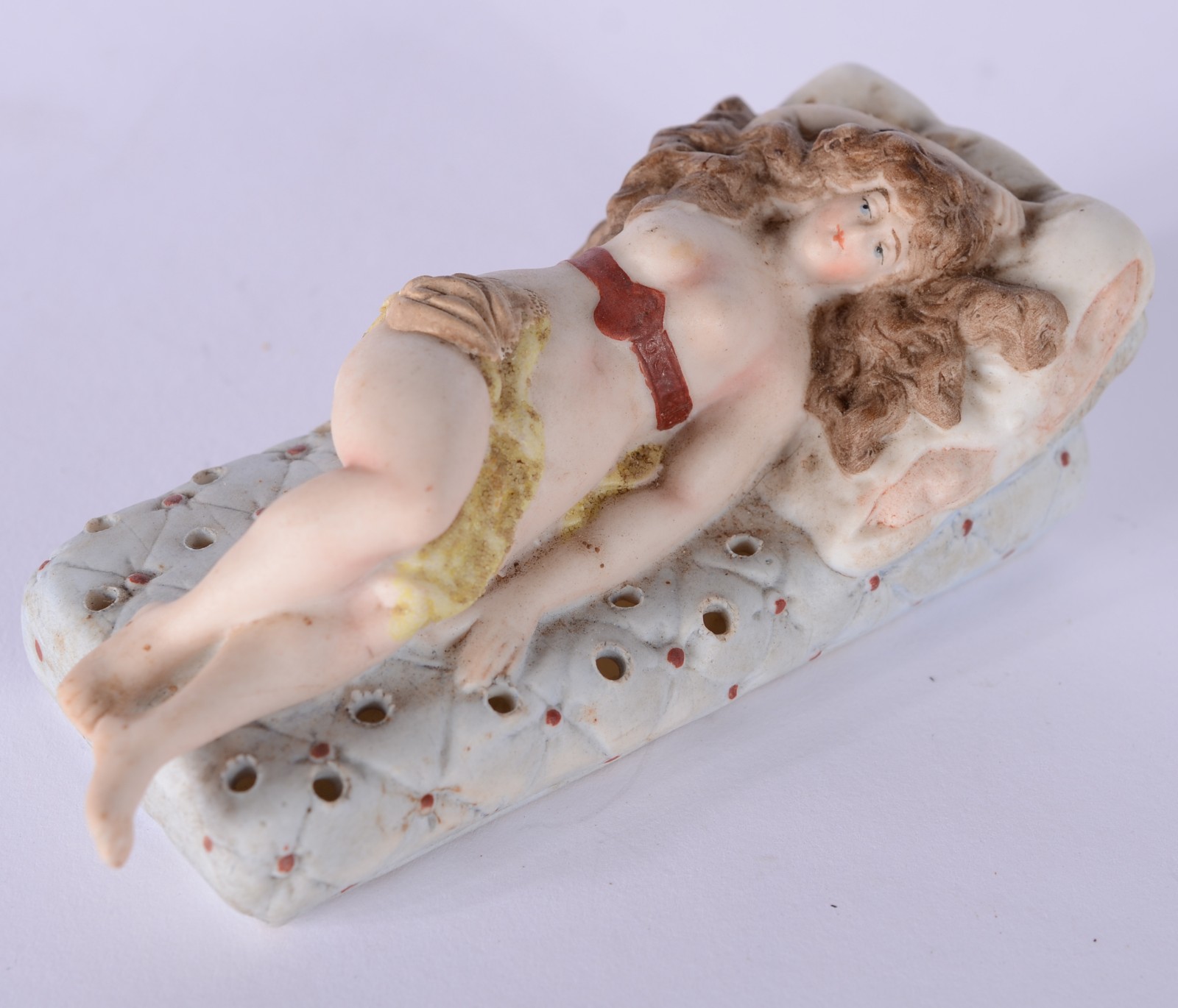 Paliteiro de biscuit policromado representando figura feminina... - foto 1 de 5
