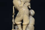 Escultura de marfim representando dois homens c... - Escultura de marfim representando dois homens com criança e macaco. Altura total 19 cm.