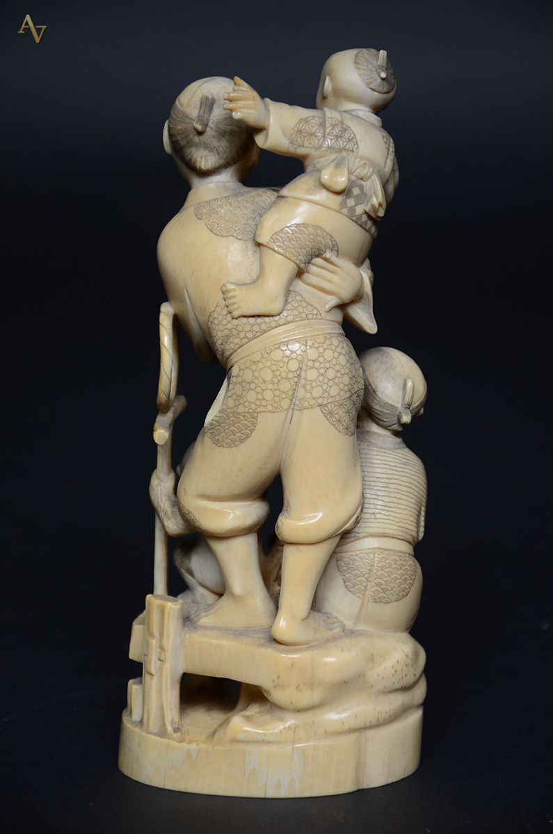 Escultura de marfim representando dois homens com criança e macaco... - foto 2 de 3